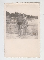 Sexy Lady And Young Man, Love Romantic Couple W/swimwear, Beach Portrait, Vintage Orig Photo Pin-up 6x8.9cm. (29169) - Pin-up