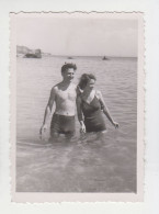 Woman And Man, Love Romantic Couple With Swimwear, Summer Pose In Sea, Vintage Orig Photo Pin-up 6.2x8.7cm. (29162) - Pin-up