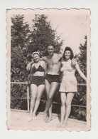 Two Sexy Women, Muscle Man With Swimwear, Summer Beach Portrait, Vintage Orig Photo Pin-up 5.9x8.4cm. (26676) - Pin-up