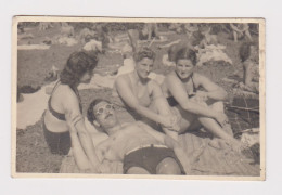 Awesome Shirtless Muscle Man, Three Sexy Lady With Swimwear, Beach Scene, Vintage Orig Photo Pin-up 8.6x5.4cm. (52349) - Pin-up