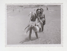 Sexy Woman And Man, Love Romantic Couple With Swimwear, Summer Beach Fun, Vintage Orig Photo Pin-up 8.2x6.2cm. (16855) - Pin-ups