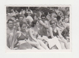 Summer Beach Scene, Few Sexy Women With Swimwear, Handsome Young Men, Vintage Orig Photo Pin-up 8.3x5.9cm. (16868) - Pin-Ups