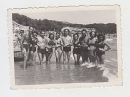 Summer Beach Pose, Few Sexy Women With Swimwear, Handsome Young Men, Vintage Orig Photo Pin-up 8.6x6.3cm. (32159) - Pin-Ups