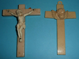 Lot De 2 Croix Crucifix En Plastique Avec Un Christ Et Un Angelot Chérubin - Religion & Esotericism