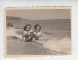 Two Sexy Young Women, Lady With Swimwear, Bikini, Summer Beach Scene, Vintage Orig Photo Pin-up 8.5x6.1cm. (24883) - Pin-up