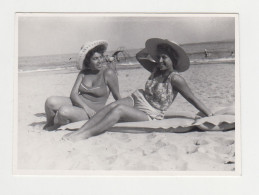 Two Sexy Women, Lady With Swimwear, Bikini, Summer Beach Scene, Vintage Orig Photo Pin-up 8.5x6cm. (16325) - Pin-up