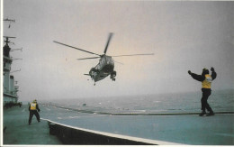 Hélicoptère Se Posant Sur Un Porte Avion FLAGGING DOWN A ROYAL NAVY SEAKING HELICOPTER - Hubschrauber