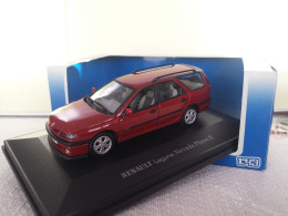 Universal Hobbies Renault Laguna Nevada Phase II Metallic Cherry Red Echelle 1/43 En Boite Vitrine Et Surboite Carton - Other & Unclassified