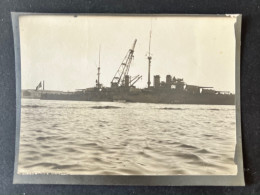 Photo Ancienne Originale Snapshot Le Courbet  TOULON 1913 WW1 MILITAIRE GUERRE BATEAU MARINE 9 X 6 CM ( RefJS1) - Schiffe