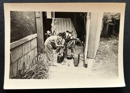 Photo Ancienne Originale Snapshot  Le Réparateur De Vélo Cyclo  9 X 6 CM ( RefJS1) - Cyclisme