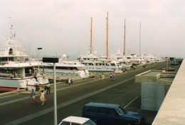 L - PHOTO ORIGINALE - BATEAU - ALPES MARITIMES - ANTIBES - LE PORT - AOUT 1990 - Schiffe