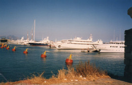 L - PHOTO ORIGINALE - BATEAU - ALPES MARITIMES - ANTIBES - LE PORT - LA JETEE DES MILLIARDAIRES - SEPTEMBRE 1993 - Boats