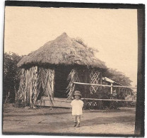 Petite Photo D'un Enfant Devant Une Hutte Africaine à La Dumbéa -  Nouvelle-Calédonie19 Janvier 1913 - Personnes Anonymes