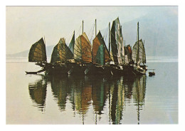 HONG KONG // CHINESE JUNK WITH THE BACKGROUND OF MODERN BUILDINGS BEING THE TOURIST CENTRE IN KOWLOON - China (Hongkong)