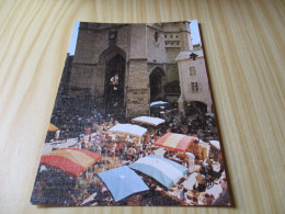 Villefranche De Rouergue (12).Un Jour De Marché Au Pied De La Cathédrale Notre-Dame - Carte Animée. - Villefranche De Rouergue