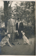 Carte-Photo - Snapshot - Vintage - Bucuresti - Bucarest - Couple Et Ses Deux Lévriers (le 12 Mai 1925) - Personnes Anonymes