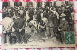 CPA 76 DIEPPE Vente Du Poisson à La Criée - Dieppe