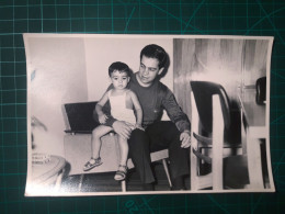 PHOTOGRAPHIE ORIGINALE. Père Traînant Avec Son Petit Fils Dans Le Salon De La Maison NOIR ET BLANC - Anonymous Persons