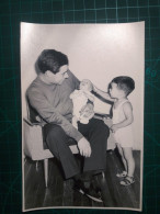 PHOTOGRAPHIE ORIGINALE. Père Traînant Avec Ses Petits Enfants Dans Le Salon De La Maison NOIR ET BLANC - Personnes Anonymes