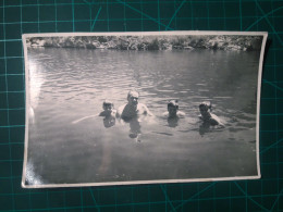 PHOTOGRAPHIE ORIGINALE. Une Journée D'été Avec Grand-père Qui Traîne Dans La Rivière Avec Ses Trois Petits-enfants NOIR - Anonymous Persons