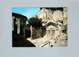 Saint-Emilion (33) : L'église Monolithe, Son Entrée Sur La Place Du Marché - La Chapelle De La Trinité - Saint-Emilion