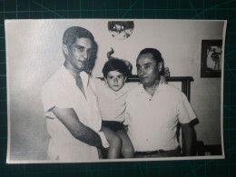 PHOTOGRAPHIE ORIGINALE. Trois Générations En Une Seule Image, Grand-père, Père Et Petit-fils Dans La Salle à Manger De L - Anonymous Persons