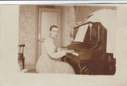 Antibes , Carte Photo D'une Pianiste - Other & Unclassified