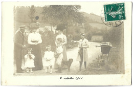 Groupe De Personnes Sur Une Route De La Nièvre  - CARTE PHOTO - Cachet De Départ GUERIGNY - Landau - Andere & Zonder Classificatie