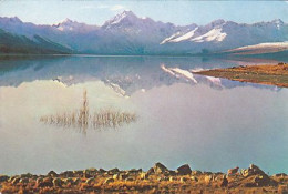 AK 215289 NEW ZEALAND - Mount Cook And Lake Pukaki - Nouvelle-Zélande