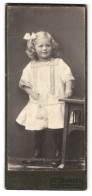 Fotografie August Iwersen, Wilhelmshaven, Portrait Kleines Mädchen Im Hübschen Kleid  - Anonieme Personen