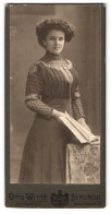 Fotografie Otto Witte, Berlin-SO, Skalitzerstrasse 54, Portrait Junge Dame Im Kleid Mit Heft In Der Hand  - Anonieme Personen