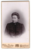 Fotografie Oskar Geotze, Hannover, Heiligenstr. 3, Portrait Junge Dame In Modischer Kleidung  - Anonieme Personen