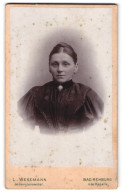 Fotografie L. Wesemann, Bad Rehburg, Portrait Junge Dame Mit Kragenbrosche  - Anonieme Personen