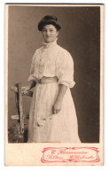 Fotografie E. Hannemann, Soltau, Wihelmstrasse, Portrait Junge Dame Im Weissen Kleid  - Anonieme Personen