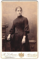 Fotografie Bernh. Dittmar, München, Amalienstrasse 6, Portrait Junge Dame In Zeitgenössischer Kleidung  - Anonymous Persons