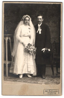 Fotografie Ad. Hofmann, Straubing, Portrait Bürgerliches Paar In Hochzeitskleidung Mit Schleier Und Blumenstrauss  - Anonymous Persons