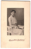 Fotografie Theod. Müller, Duisburg-Meiderich, Auf Dem Damm 79, Portrait Modisch Gekleidete Dame Mit Buch  - Anonymous Persons