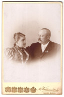 Fotografie W. Kuntzemüller, Baden-Baden, Friedrich-Strasse 1, Portrait Bürgerliches Paar In Hübscher Kleidung  - Anonymous Persons