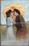 R171718 Woman And Man Kissing. Postcard - Monde