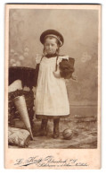 Fotografie L. Kny, Ebersbach I. S., Portrait Mädchen Im Weissen Kleid Mit Hut Und Zuckertüte Samt Schulranzen  - Personnes Anonymes
