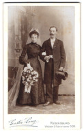 Fotografie Gustav Lang, Regensburg, Weisse Lilienstr. 93, Portrait Hochzeitspaar Im Anzug Mit Zylinder Und Brautkleid  - Personnes Anonymes