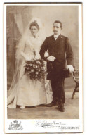 Fotografie G. Schmidbauer, Regensburg, Marschallstr. 51, Portrait Ehepaar Im Brautkleid Mit Schleier Und Anzug, Zylind  - Anonymous Persons