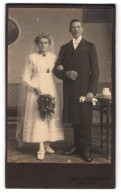 Fotografie Louis Schindhelm, Ebersbach I. S., Portrait Brautpaar Im Weissen Kleid Und Anzug  - Personnes Anonymes