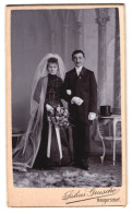Fotografie Julius Ggrusche, Neugersdorf I. Sa., Hochzeitspaar Im Schwarzen Kleid Mit Schleier Und Anzug Mit Zylinder  - Persone Anonimi