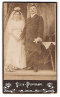 Fotografie Fotograf Und Ort Unbekannt, Portrait Brautpaar Im Hochzeitskleid Und Anzug  - Personnes Anonymes