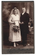 Fotografie M. Walther, Seifhennersdorf I. Sa., Portrait Ehepaar Im Hochzeitskleid Und Anzug Mit Trauring  - Anonieme Personen