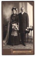 Fotografie Paul Gliese, Reichenau I. S., Hauptstr., Hochzeitspaar Im Schwarzen Kleid Und Anzug Mit Zylinder  - Anonyme Personen