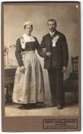 Fotografie Raim. Haselberger, Wörgl, Bahnhofstr. 25, Portrait Ehepaar Im Kleid Und Anzug Mit Ansteckblumen  - Persone Anonimi