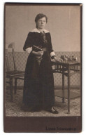 Fotografie Louis Schindhelm, Ebersbach I. S., Portrait Mädchen Milda Im Schwarzen Kleid Mit Spitzenkragen  - Persone Anonimi