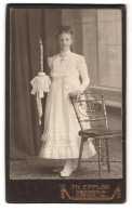 Fotografie Th. Eppler, Dresden, Hauptstr. 24, Portrait Mädchen Im Weissen Kleid Mit Kerze, Kommunion  - Anonyme Personen